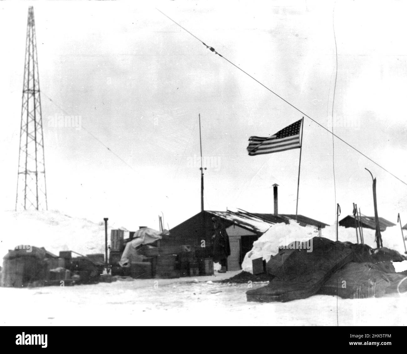 « Old Glory » Goes South » - les étoiles et les bandes passent au-dessus du siège de l'expédition Byrd en Little America, où la fête passera l'hiver antarctique. 19 mai 1929. Banque D'Images