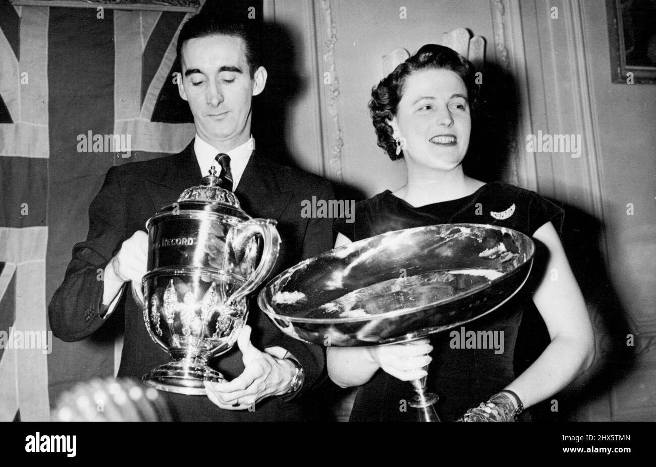 Le sportif et sportif de l'année -- Gordon Pirie avec divers Pat Smythe après avoir reçu leur prix à l'Hôtel Savoy, Londres. Dans le bulletin national organisé par le Sporting Record, Gordon Pirie, le célèbre coureur de Grande-Bretagne, a été choisi comme sportif de l'année. Miss Pat Smythe, la célèbre horsewoman, a été choisie comme la Sportswoman de l'année. Gordon Pirie a également reçu le trophée B.B.C comme sportif de télévision de l'année. 29 décembre 1955. Banque D'Images