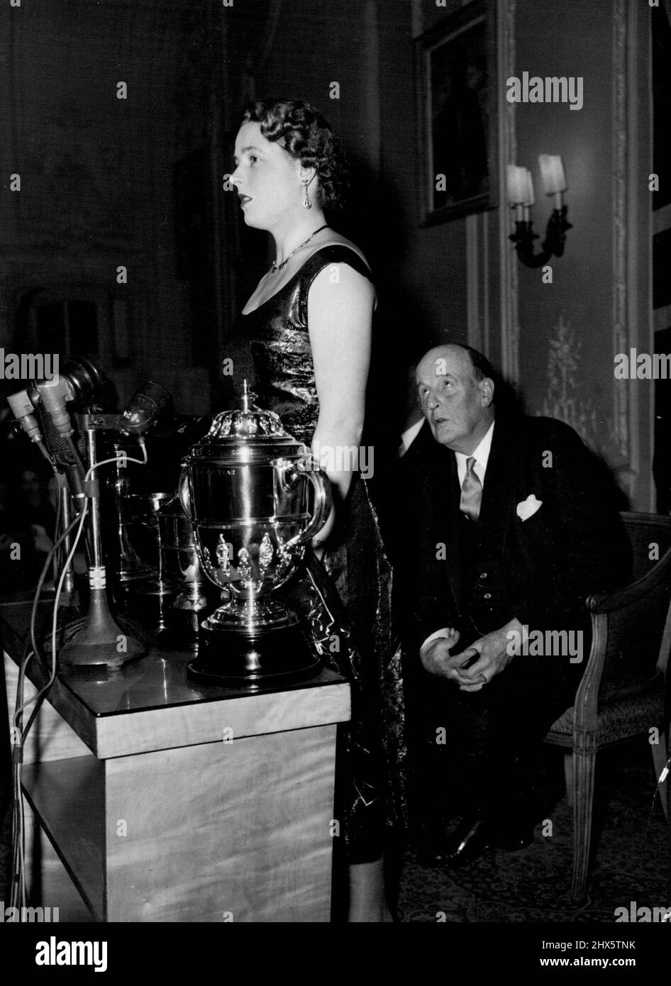 Britain's Sports Woman of the Year -- cavalier international divers Pat Smythe a été choisi pour la deuxième année consécutive comme Sportswoman de Grande-Bretagne. La nuit dernière, elle a reçu le trophée sportswoman de l'année par Lord Brabazon. 31 décembre 1954. (Photo par Daily Express Picture). Banque D'Images
