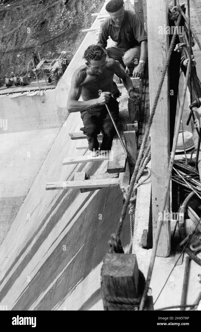 P. Oygaard et Ludwig Tordal en retirant l'échafaudage du haut du déversoir au sommet d'une chute de 110 pieds. 28 février 1955. (Photo par Short/Fairfax Media). Banque D'Images