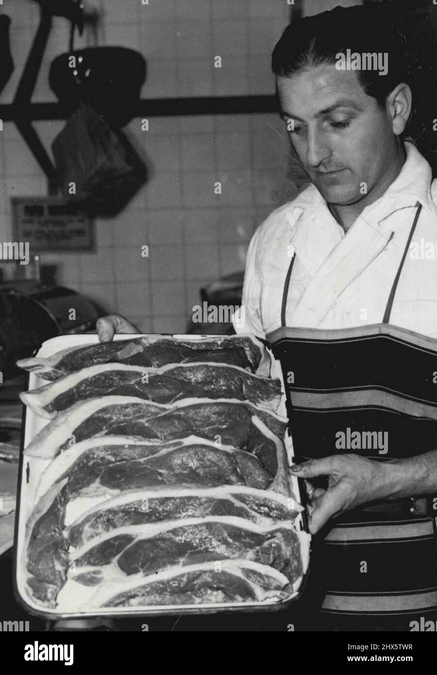Cette photo, publiée à Sydney il y a 10 ans, portait la légende : « les steaks de choix de ce type font désormais partie de la classe de luxe et dépassent le budget moyen des ménages. » Le prix de détail du steak de rummp était alors de 2/4½ la livre. 15 septembre 1954. Banque D'Images