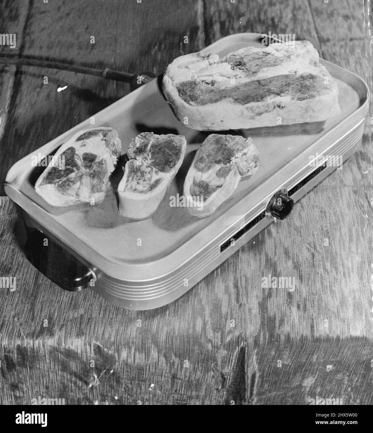 Les collations chaudes sont prêtes en un clin d'œil avec une grille électrique de taille table. La plaque chauffante chauffe rapidement, cuit n'importe quoi, des hamburgers au bacon. 14 mai 1954. Banque D'Images