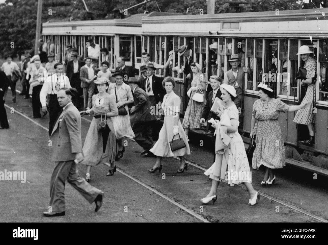La foule quitte le tram pour Cooge en face du paddock de selle sur Alison Road. Tarif 6d fois 12. 18. 04 janvier 1950. Banque D'Images