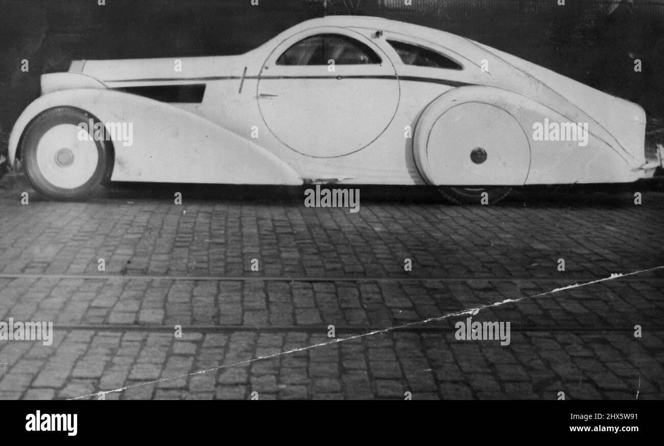 Il est long de 22ft. A des portes circulaires -- Burley Max OBI, un New Yorker avec un blonde coupé par l'équipage, a une grosse voiture anglaise blanche qui est si surprenant qu'il n'ose pas la prendre sur la route. Il construit une remorque de 35ft pour l'emmener aux expositions. « La dernière fois que je l'ai conduit », a-t-il déclaré, « il a bloqué la circulation et a presque causé des accidents parce que tous les autres conducteurs ont lancé le volant pour se lapider. Et quand je me suis garé, la foule a clamé tout le monde. » 27 juillet 1955. Banque D'Images