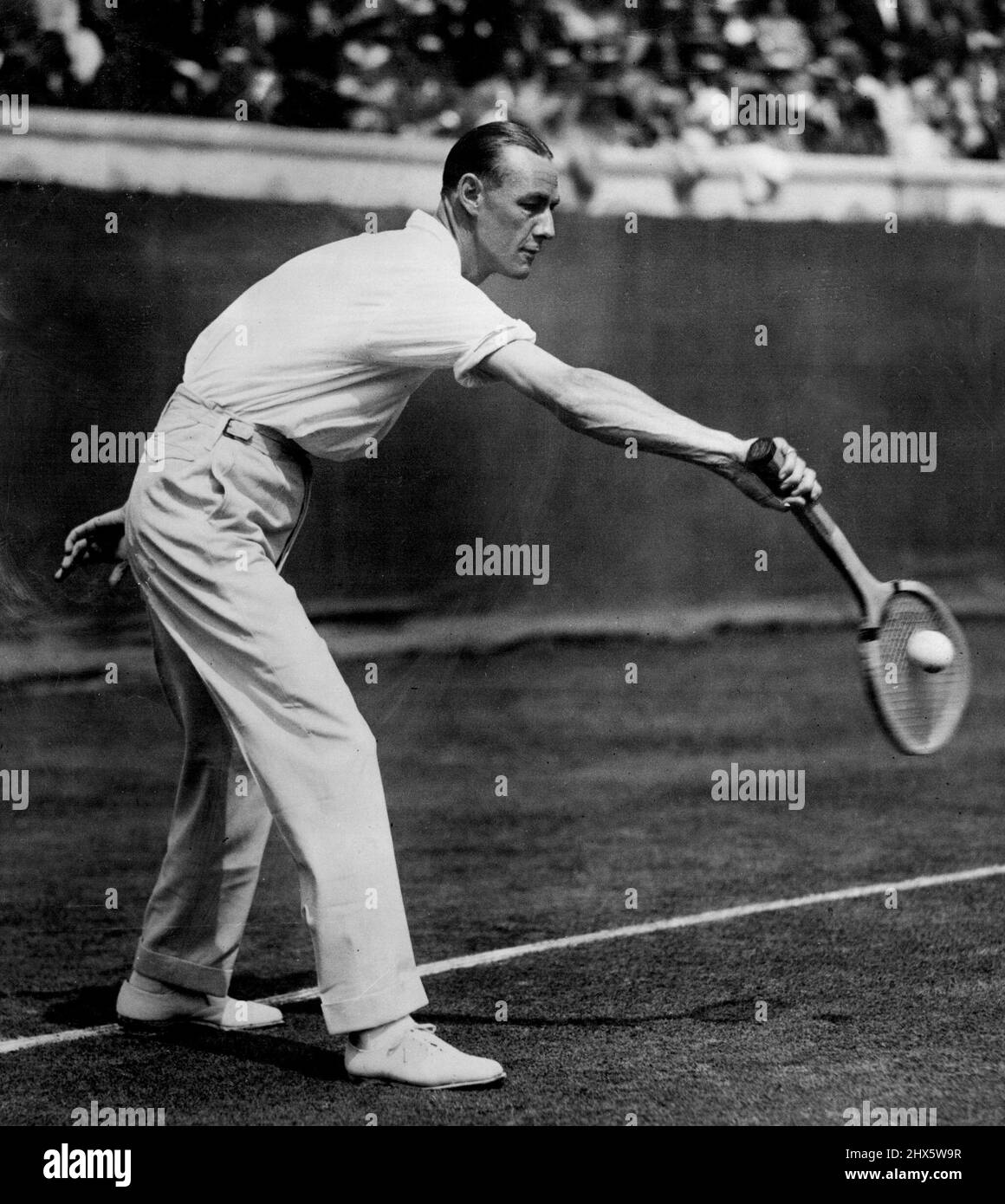 J. O. Anderson en action jouant au Johnston Challenge Round New Stadium Forest Hills. 16 octobre 1923. (Photo par International) Banque D'Images