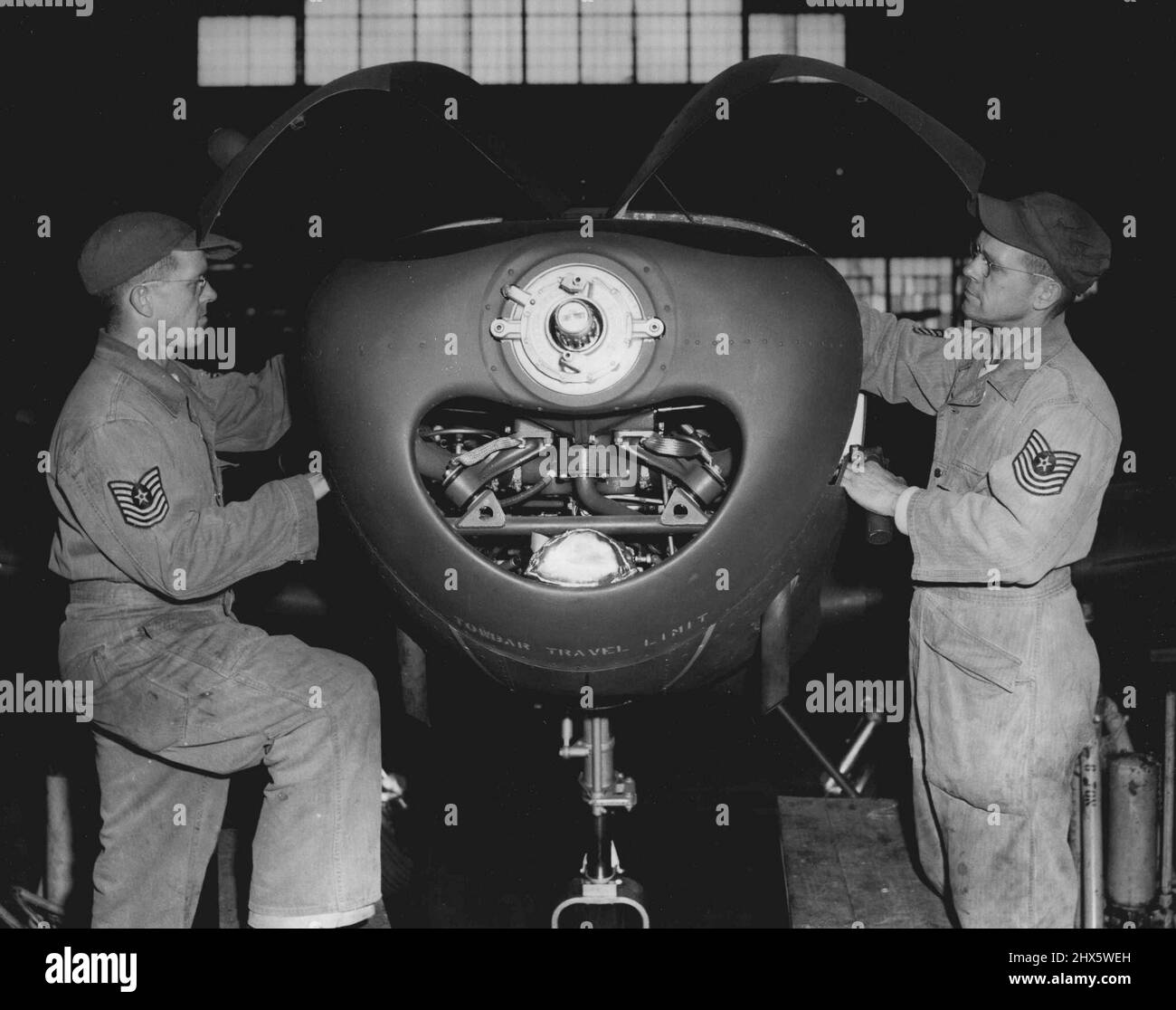 Les Texas Twins servent ensemble en extrême-Orient -- Twin Master Sgts. Victor (à gauche) et Virgil Robertson de Cleburne, Texas, sont illustrés ci-dessus, qui inspectent le moteur des avions de type L-17 de la US Air Force dans les 6500the ateliers du Groupe d'entretien de la Force logistique aérienne de l'extrême-Orient au Japon. Les deux hommes sont des techniciens d'entretien d'aéronefs et ont servi ensemble depuis leur entrée en service en 1935. Ils sont les fils de M. et de Mme W.P. Robertson, 306 W. Willingham St. Cleburne (Texas). Chacun des jumeaux en a un Banque D'Images