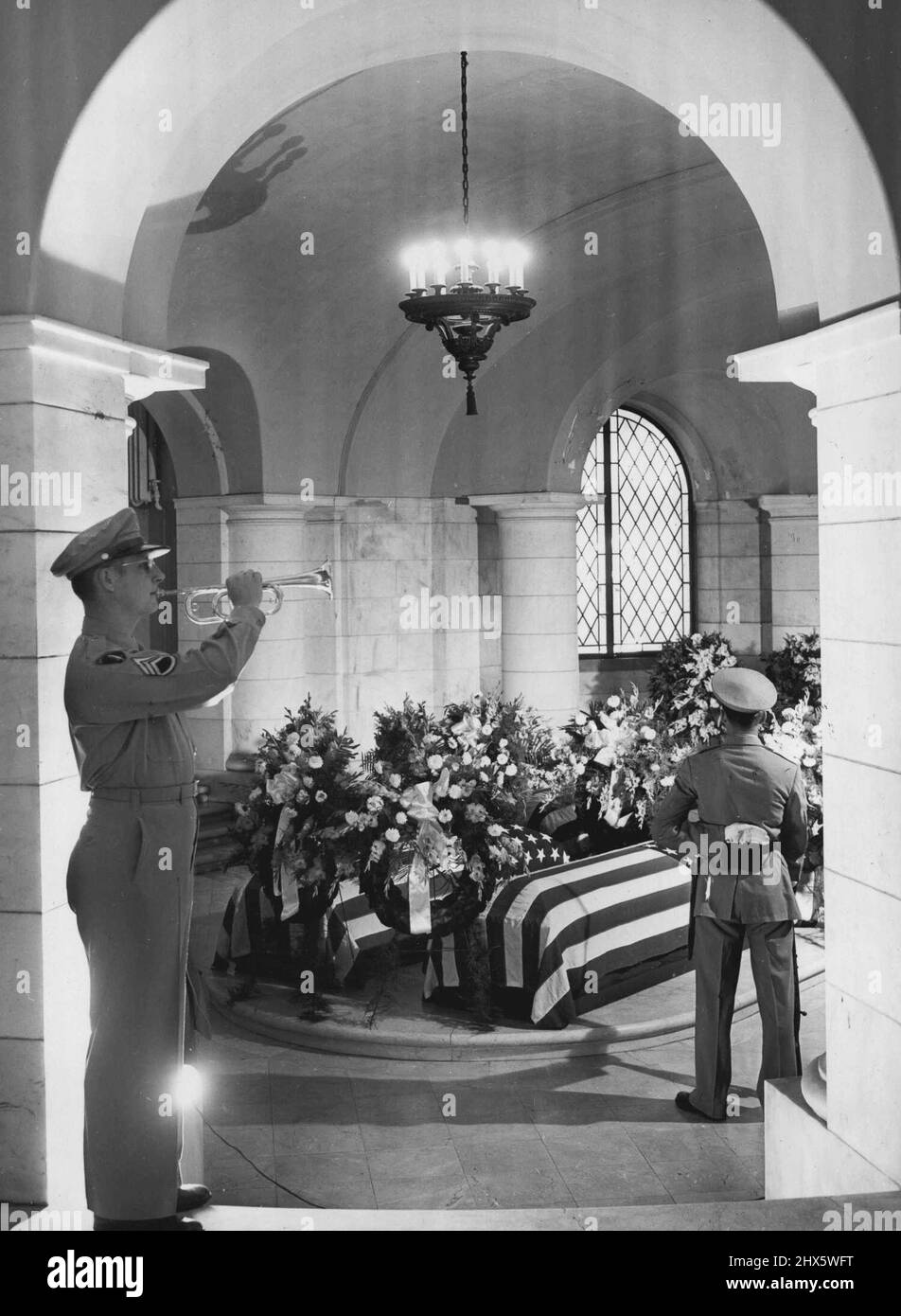 Les tributeBodies d'une nation de cinq aviateurs américains morts lorsque leur avion a été abattu le 19 août par des tireurs yougoslaves se trouvent dans une chapelle du cimetière national d'Arlington, le 12 septembre près de Washington, D.C., après avoir été retournés d'Europe. Une garde d'honneur se tient devant les cercueils en tant que Sgt/S. George W. Myers (à gauche), groupe de l'armée américaine Sounds Tap. 12 septembre 1946. (Photo par photo de presse associée). Banque D'Images