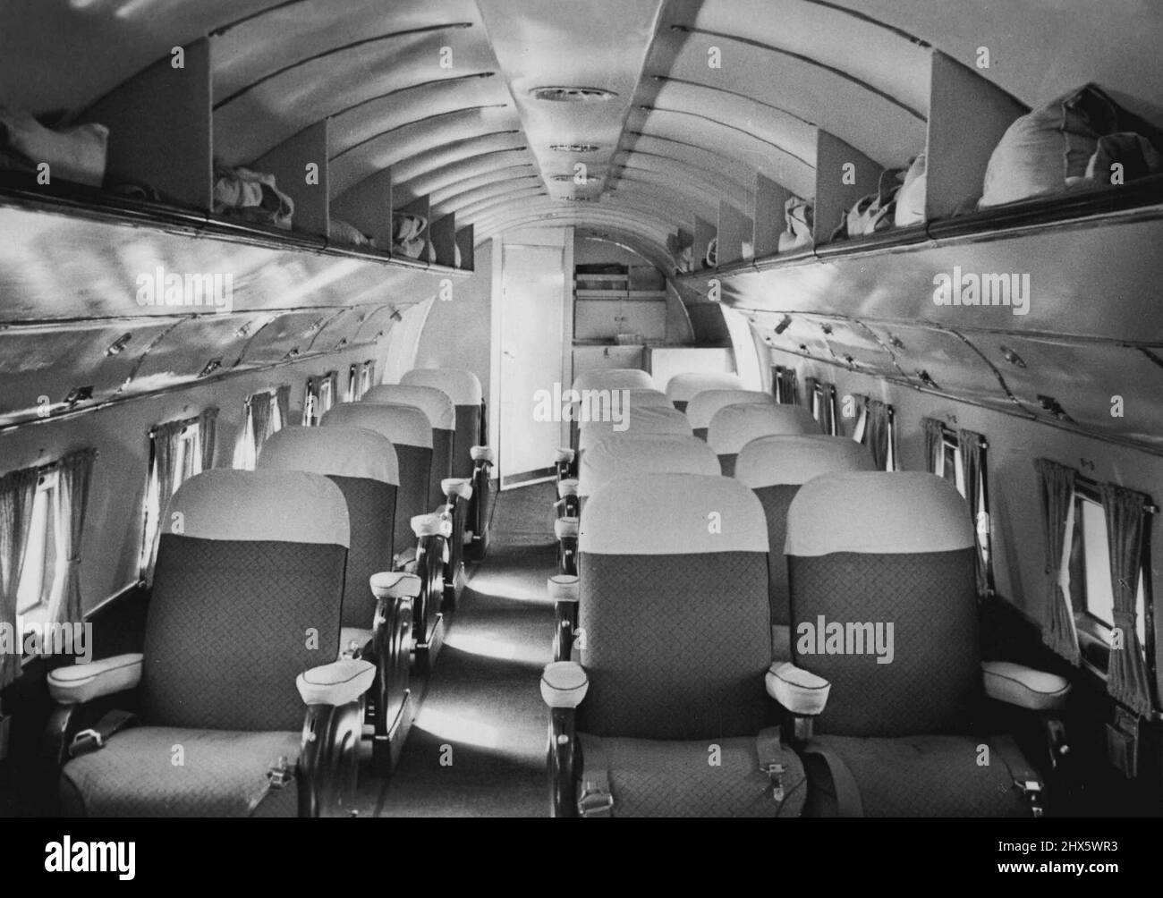 Intérieur de l'avion de ligne de D.C.3 à Mascot avant le départ sur le premier vol du service Sydney-Nouvelle-Guinée. 4 avril 1945. (Photo de Richard McKinney, Qantas Empire Airways Limited). Banque D'Images