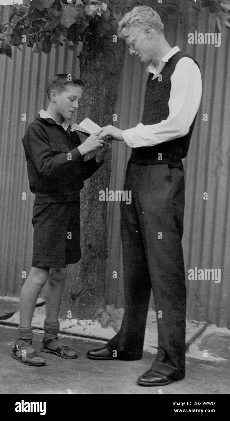 Intermédiaire High-Lights Lyle Keats, 6 pieds 2 pouces de hauteur, a une dernière vérification en anglais avec Pal Don ***** Avant de commencer leur examen intermédiaire aujourd'hui. 25 novembre 1947. Banque D'Images