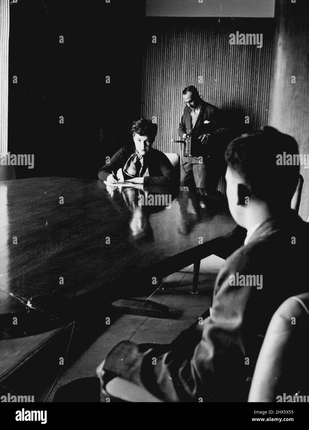 Il vend Silence -- Douglas Smart utilise un sonomètre portable tandis que son assistant, Ken Shearer, et Mlle Joyce Thompson effectuent des tests d'articulation dans leur salle de conseil insonorisée. Restaurer le calme dans un monde bruyant est l'occupation inhabituelle de M. Douglas Smart. En tant que l'un des rares ingénieurs en acoustique architecturale en Grande-Bretagne, il se trouve souvent gardien de la paix. Une fois qu'il a été appelé à traiter une maison de conseil après que les locataires rebelles, exigeant la vie privée, avaient refusé de payer le loyer. JE Banque D'Images