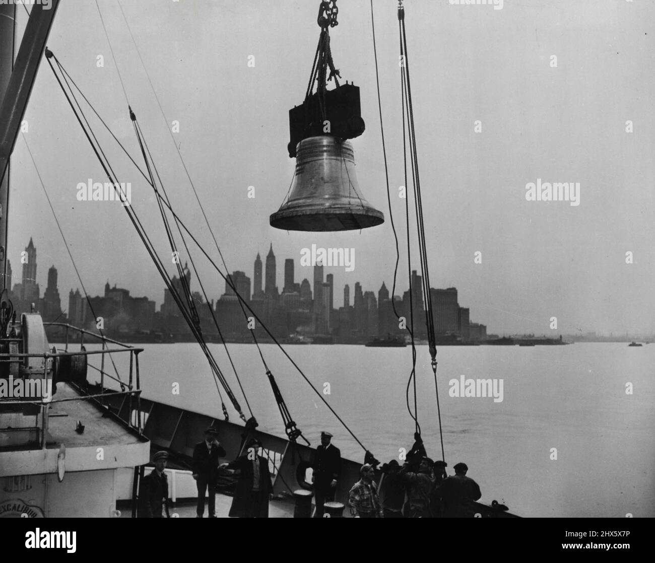 L'une des 13 cloches débarquées du navire à vapeur Excalibur à Jersey City,  New Jersey. En arrière-plan se trouve la ville de New York. Treize  répliques de la Liberty Bell, la première