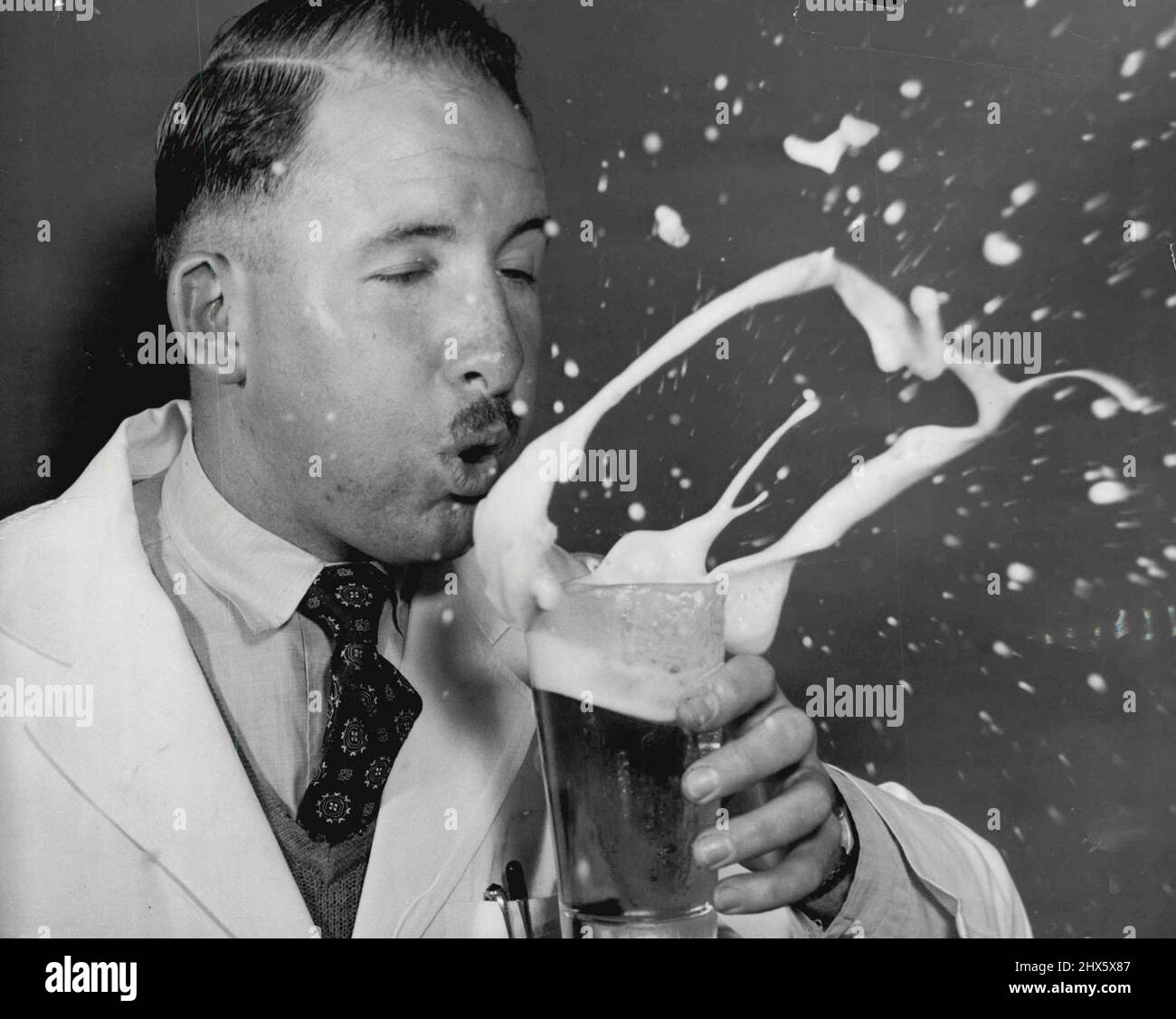 Ils posaient de la sciure sur les sols anciens des chambres de bar parce que les buveurs soufflent la mousse de leur bière comme ceci. Max Allman. 13 juillet 1955. Banque D'Images