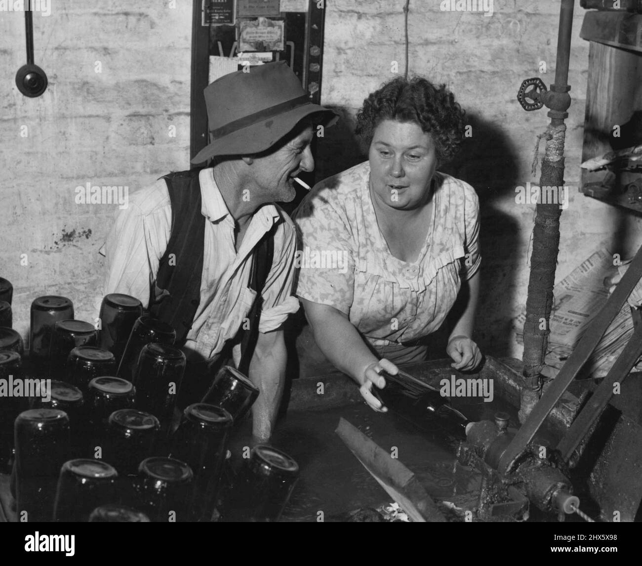 Bubbles a un wisecrack pour tous ceux qui visitent sa cour, un rendez-vous local. La femme Lola s'associe à la machine à laver. 8 septembre 1954. Banque D'Images