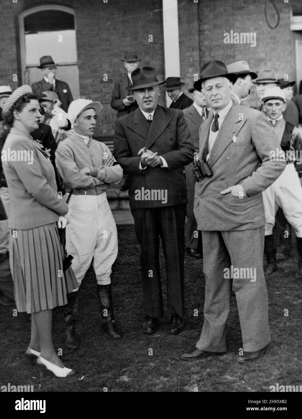 Aux courses . . . Philippa Allen (née Stephen), A. Mulley, B.R. Payten et Denis Allen. 17 septembre 1946. Banque D'Images