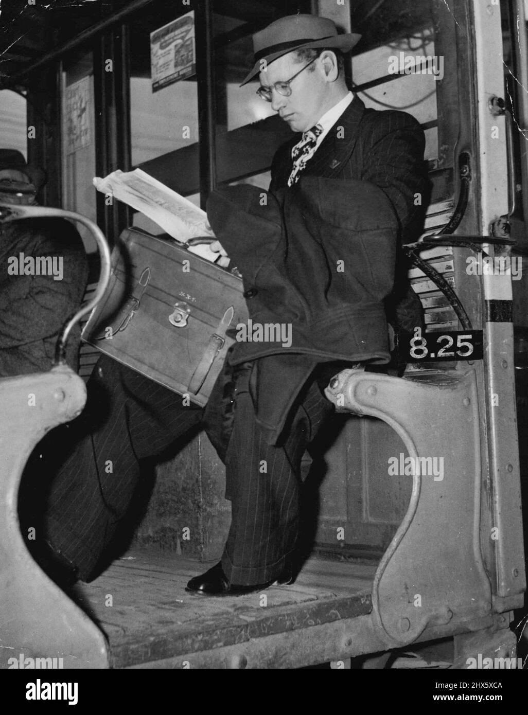 Le tram pour la ville est la dernière étape dans le trajet d'une heure 35 minutes de Taylor. Il n'a jamais été en retard pour le travail. 30 juillet 1950. Banque D'Images