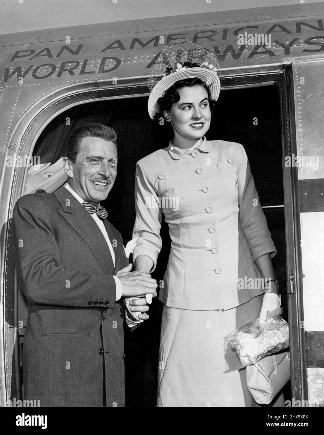 L'épouse de Leon Ames, star de Broadway, a été enlevée aujourd'hui, puis libérée après qu'une rançon de 50 000 dollars ait été versée.les Ames ont été retenus en otage dans leur maison du nord de Hollywood pendant plusieurs heures.la police a plus tard arrêté le ravisseur présumé Lynn Wayne Benner, un mécanicien de 21 ans. 20 janvier 1950. (Photo de William Eccles, Los Angels Airport Photography). Banque D'Images L'épouse de Leon Ames, star de Broadway, a été enlevée aujourd'hui, puis libérée après qu'une rançon de 50 000 dollars ait été versée.les Ames ont été retenus en otage dans leur maison du nord de Hollywood pendant plusieurs heures.la police a plus tard arrêté le ravisseur présumé Lynn Wayne Benner, un mécanicien de 21 ans. 20 janvier 1950. (Photo de William Eccles, Los Angels Airport Photography). Banque D'Images