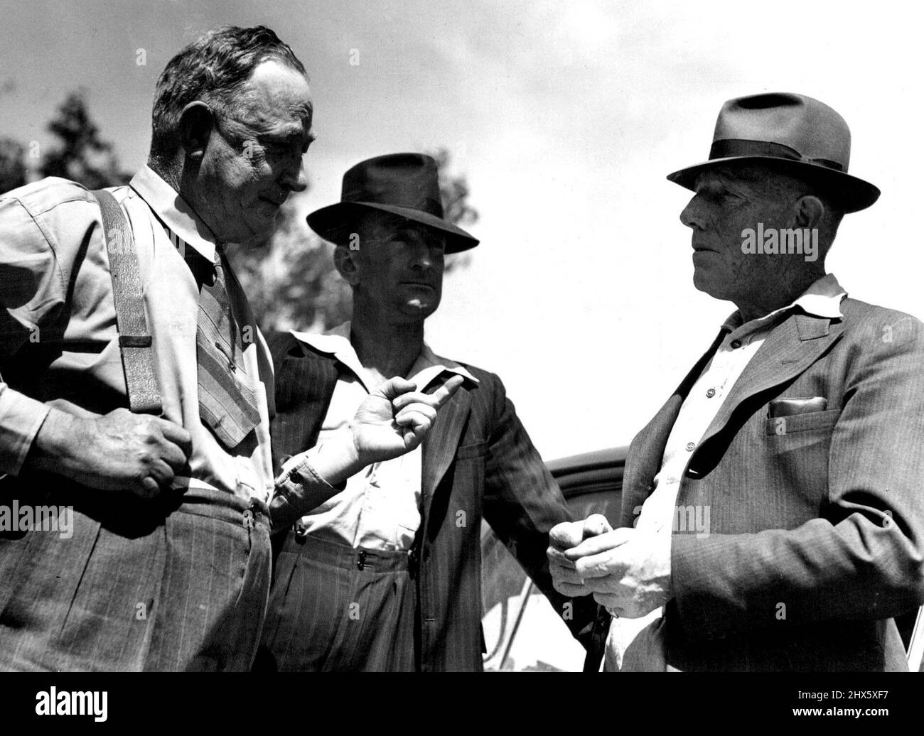 Monsieur C.S. Howarth, résident du district de Grenfell depuis 64 ans, qui connaissait la famille Lavers, répond aux questions de l'inspecteur-détective L. Allmond (à droite) et du sergent-détective D. Calman (Centre). Une enquête sur le meurtre présumé de William Henry Lavers a lieu aujourd'hui à Grenfell. 6 décembre 1950. Banque D'Images