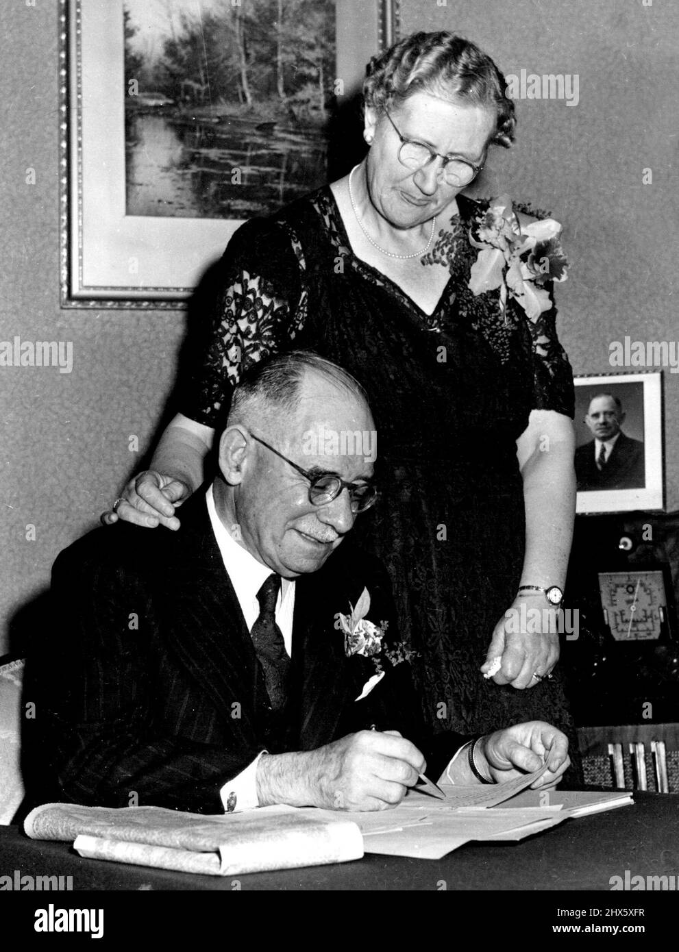 Allum et son épouse à la maison, en gardant un nombre de voix à la radio pendant les élections municipales Cast. 27 juin 1952. Banque D'Images