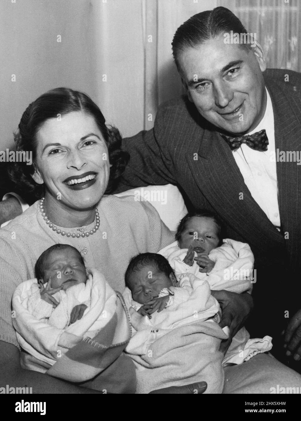 Ces trois bébés sont nés de M. et de Mme LCF. L. Tucker, de Coromandel Valley, jeudi. La famille est photographiée à l'hôpital Memorial, dans le nord d'Adélaïde. De gauche, ils sont Julie (4 lb. 14 oz), Helen (5 lb 9 oz.) et Robert (5 lb. 15 oz). Les triplés sont nés d'une famille sa du même nom le 13 décembre. Ils n'étaient pas liés. 04 mai 1955. (Photo de The News and the Mail, Adélaïde). Banque D'Images