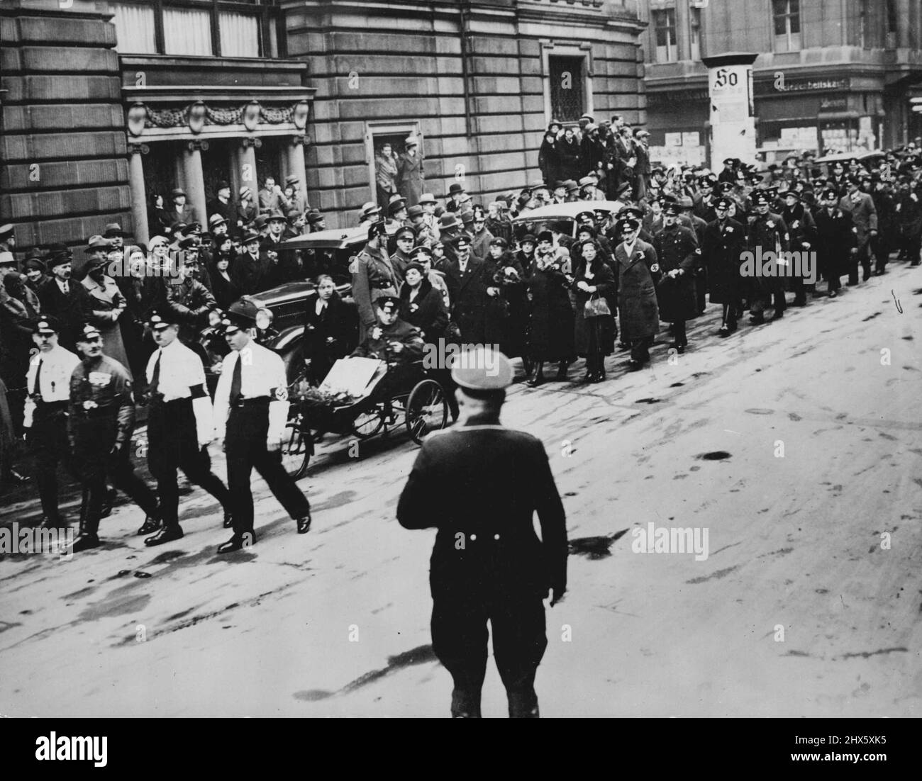 Élections triumpal d'Hitler -- le grand enthousiasme à Berlin. Les électeurs qui se demandent de voter et même un paralyse (dans un fauteuil invalide) est vu dans le cortège en attente de vote. Son Hitler, a marqué un grand triomphe dans les élections qui ont eu lieu en Allemagne, et a aidé à la récompense de sa campagne de tourbillon dans laquelle il a fait tout son possible pour assurer une victoire pour sa politique. Le résultat du sondage a montré une majorité de 90% en faveur de sa politique, et grand a été l'enthousiasme qui a été le résultat a été décl Banque D'Images