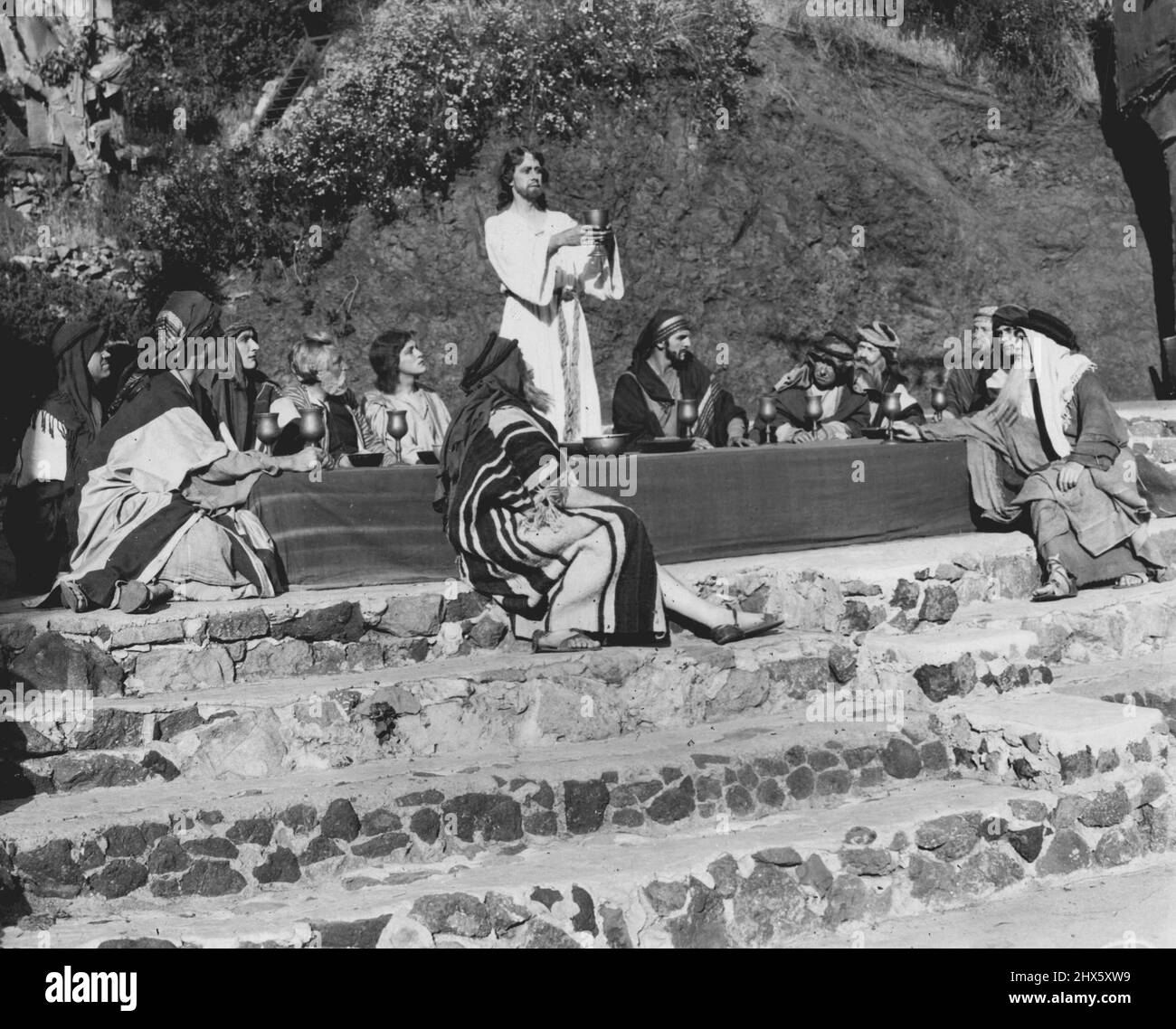 'La Cène' -- représentée par des joueurs hollywoodiens -- cette scène frappante est issue de la pièce de pèlerinage annuelle présentée ici et représente la 'Cène'. Le sol a été récemment brisé pour le nouveau théâtre extérieur qui remplacera la structure détruite par un incendie. Une fois terminé, les paramètres comprendront une ville miniature de Jérusalem. Les productions sont sur une base communautaire à but non lucratif. 17 décembre 1930.;'The Last Cène' -- représentée par des joueurs hollywoodiens -- cette scène saisissante vient de Banque D'Images