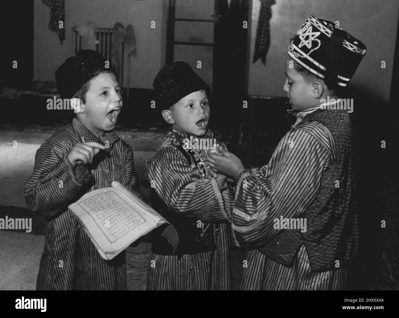 Les enfants musulmans pratiquent pour Noël -- ces trois 'jeunes rois ou Orient' pratiquent des chants de Noël - et ils ne sont pas trop tôt. Pour ATED, 5 à gauche - Ahmed, 5 - centre, et Abdullah, 8, qui sont vus chantant sous la canopée de Bute Town, Cardiff, centre islamique, Noël commence dimanche. Ils l'appellent Muhuram - ou je'dd Kladh'ha - ce qui signifie la fête du sacrifice. Mais c'est tout aussi joyeux que notre Noël, et les trois petits garçons sont déterminés à être dans la bonne, forte voix wh Banque D'Images