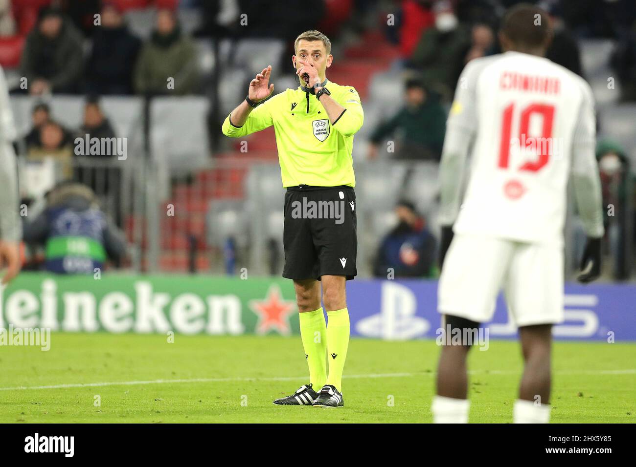 Firo: Fuvuball: Soccer: 08.03.2022 Champions League, saison 2021/2022 tour de 16 rematch, FC Bayern Mvºnchen - FC Salzburg 7:1, arbitre Clement Turpin, figure entière, Banque D'Images Firo: Fuvuball: Soccer: 08.03.2022 Champions League, saison 2021/2022 tour de 16 rematch, FC Bayern Mvºnchen - FC Salzburg 7:1, arbitre Clement Turpin, figure entière, Banque D'Images