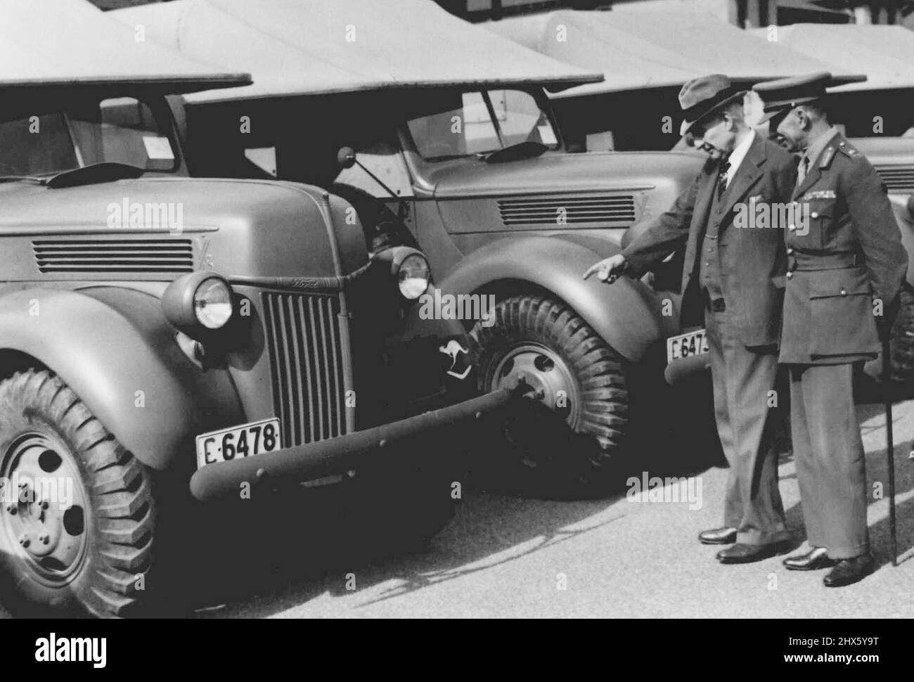 ALD. E. S. Marks et General Miles lors de la présentation d'une ambulance militaire par le Red x pour utilisation en N.S.W. 22 octobre 1940.;Ald. E. S. Marks et General Miles lors de la présentation d'une ambulance militaire par le Red x pour utilisation en N.S.W. Banque D'Images