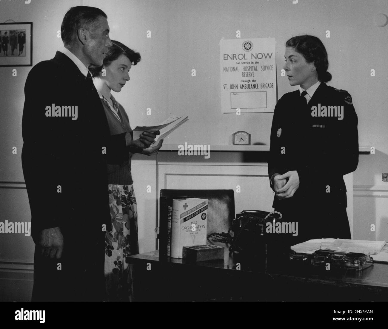 La Grande-Bretagne regarde sa défense civile Une réserve de nouvel hôpital et un autre est interviewé avant de rejoindre la réserve par la Brigade d'ambulance de St. John's. 16 juillet 1951. (Photo de British Official Photograph).;la Grande-Bretagne regarde sa Défense civile Une nouvelle réserve d'hôpital et un autre est interviewé avant de rejoindre la réserve par la Brigade d'ambulance de St. John's. Banque D'Images