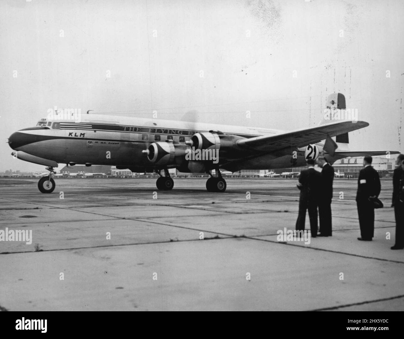 12 000 miles à partir -- le duc de Gloucester tient le drapeau prêt pour le moment exact pour envoyer le Bea Viscount sur son chemin. Avions en compétition dans les 12 000 miles, Londres - Nouvelle-Zélande course aérienne a pris le départ de l'aéroport de Londres aujourd'hui. H.R.H. le duc de Gloucester était le lanceur officiel de la course. Avant d'envoyer les avions sur leur long vol, le duc a parlé aux équipages et a inspecté les avions. Le premier avion à prendre était le K.L.M. Liftmaster, en compétition dans la section transport. Octobre Banque D'Images