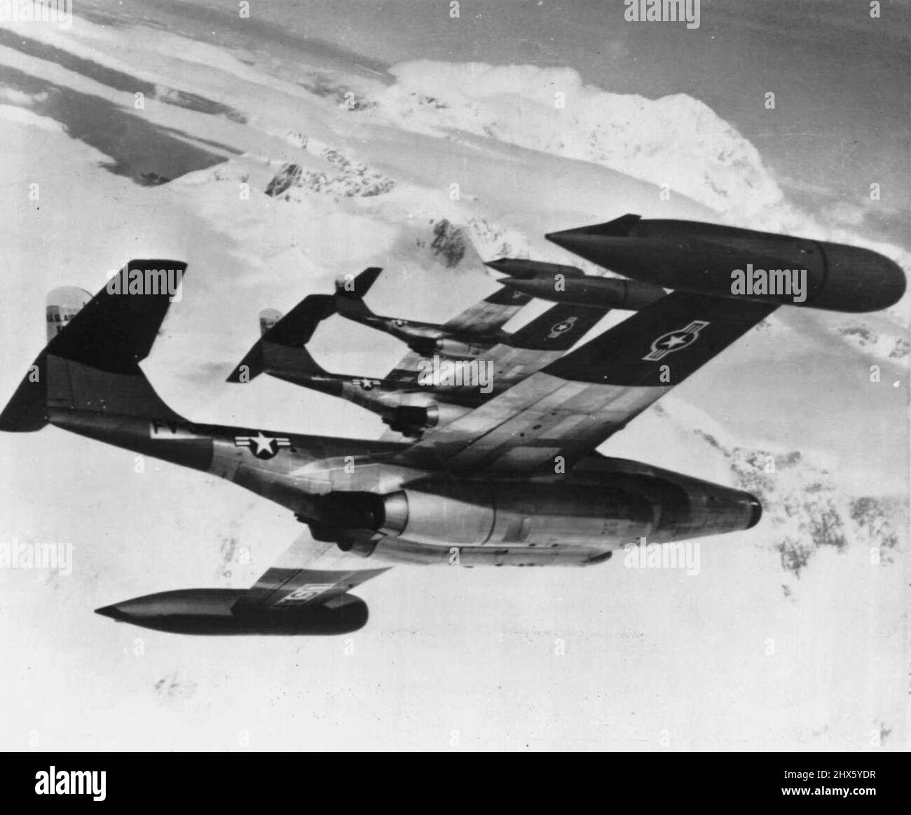 Les Jets américains volent au-dessus de l'Arctique -- trois intercepteurs tous temps de la U.S. Air Force Northrop Scorpion F89D survolent en étroite formation au-dessus de l'Arctique gelé. Affectés à l'escadron 64th Fighter-Interceptor de la base aérienne d'Elmendorf, à Anchorage, en Alaska, ces avions de 600 miles par heure font partie de la flotte de défense aérienne américaine qui protège les approches vitales des États-Unis contre les attaques aériennes. Les avions sont les combattants les plus lourdement armés de l'Amérique. 10 novembre 1954. (Photo par AP Wirephoto).;American Jets Banque D'Images