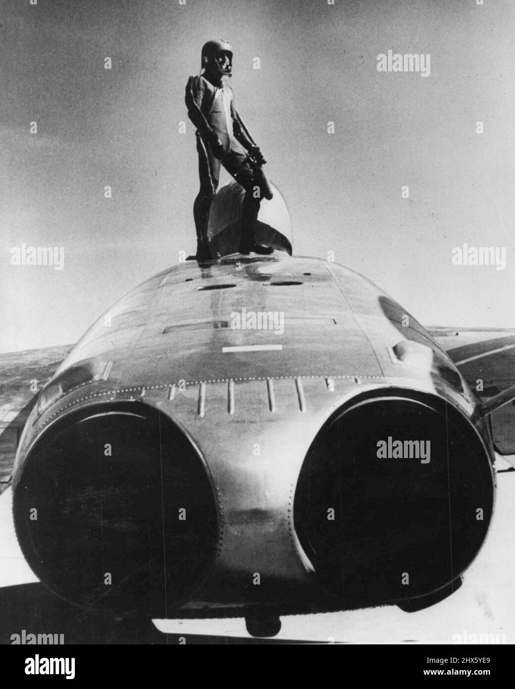 Est-ce Un homme de Mars -- sur, juste Un pilote de la marine américaine escalade hors de l'avion de chasse F7U-3 cutlass. Le cutlass est le premier avion de chasse américain à porter ses roquettes dans un paquet de fuselage en aluminium. Une fois les roquettes tirées, l'emballage peut être rechargé et utilisé à nouveau. Dans le passé, les gousses d'aile en carton plastifié ont été jetées après le tir. Une autre caractéristique de la cutlass est que le pilote n'est pas aveuglé par l'échappement torant de la fusée pendant le tir de nuit en raison de l'emplacement de la Banque D'Images