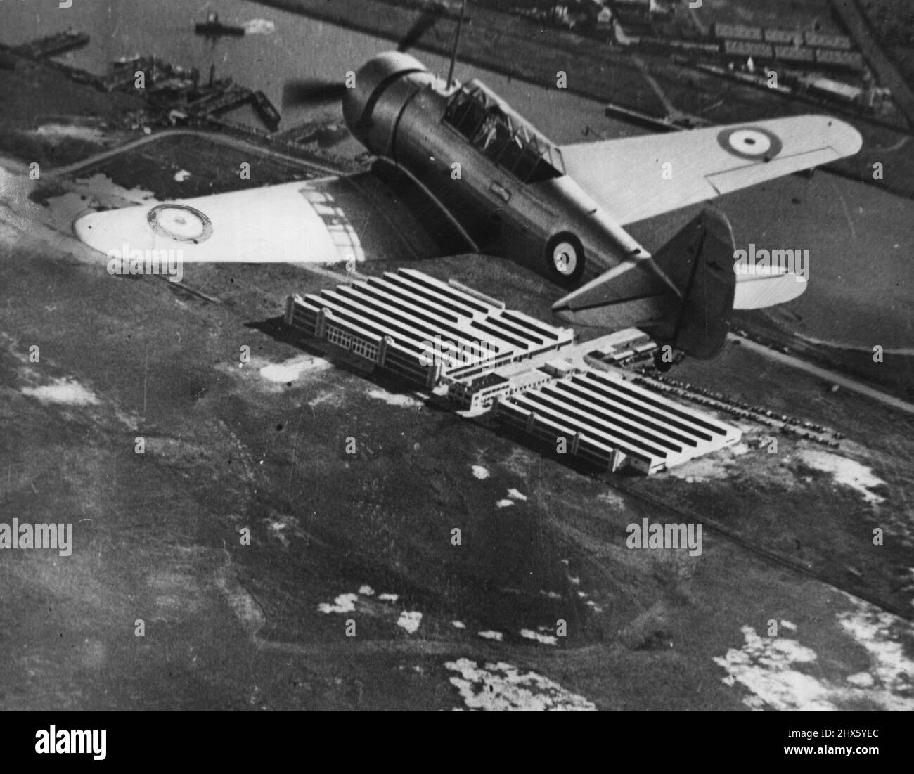 C'était un jour de fierté pour Wackett quand le premier Wirraway a survolé l'usine d'origine de Commonwealth Aircraft Corporation au début de la guerre. CAC, sous la direction de Wackett, a finalement fait 750 de ces avions, pour stimuler le long de l'Empire Air Scheme. L'un de ses jours les plus fiers a été quand la première des 75 Wirra Ways a survolé l'usine CAC, Victoria, au début de la guerre. 21 juin 1950. • C'était un jour de fierté pour Wackett quand le premier Wirraway a survolé l'oreille originale de l'usine de Commonwealth Aircraft Corporation Banque D'Images