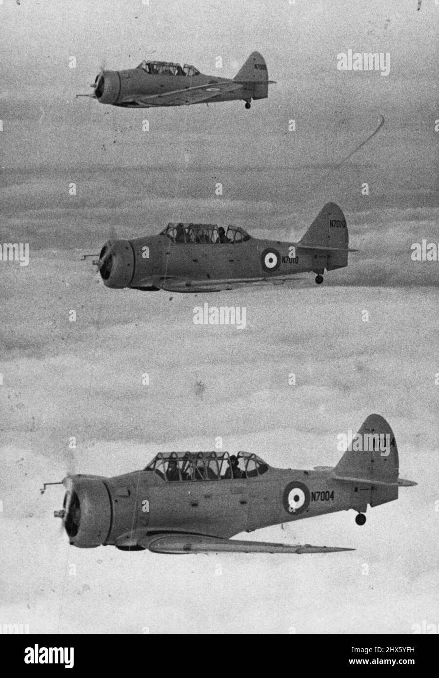 Un Yank dans le ***** -- Fly ***** École à Grantham en vol dans la formation 'Harvard' ***** L'avion est récemment arrivé des États-Unis. Il est annoncé ***** 400 machines de ce type ont été commandées suivant ***** La récente visite de la Mission aérienne. Ils ont un ***** vitesse de 190 mph à 11 000 ft. et sont à jour ***** respecte. 6 mars 1939. (Photo de Central Press photos Ltd.).;Un Yank dans le ***** -- Fly ***** École à Grantham en vol dans la formation 'Harvard' ***** l'avion a récemment Banque D'Images