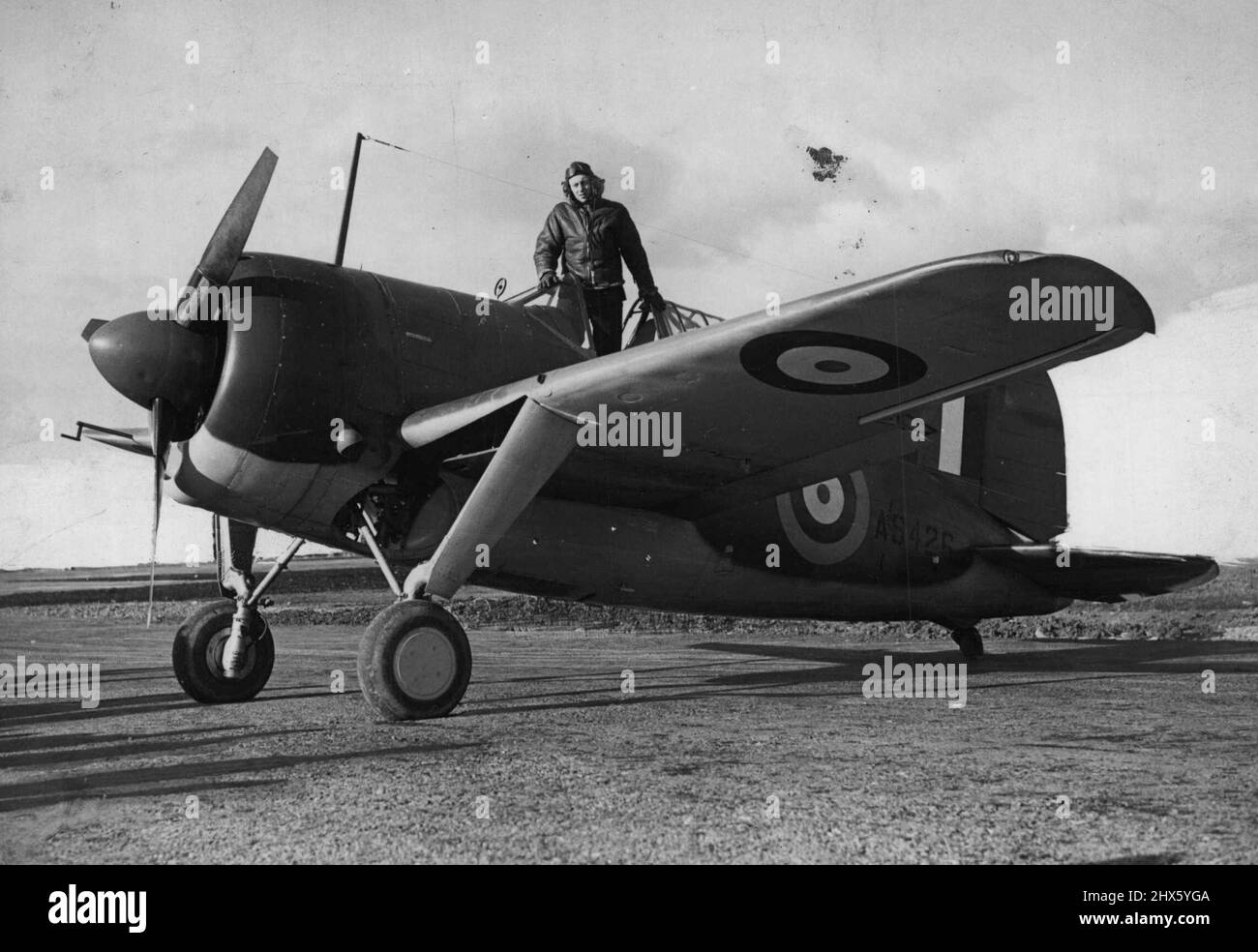 ***** -- Un chasseur monoplan à mi-aile Brewster Buffalo I à un aérodrome 'quelque part en Angleterre'. Avions de guerre crome il est États-Unis arrivent en ***** Harry Bombers sont ***** par l'air dans. Atlantique par américain et britannique ***** . Photographies prises à un aérodrome en Angleterre où plusieurs ou l'avion sont révisés avant de passer en service avec la force royale. 13 février 1941. (Photo de London Agency photos).;***** -- Un chasseur monoplan à mi-aile Brewster Buffalo I à an Banque D'Images ***** -- Un chasseur monoplan à mi-aile Brewster Buffalo I à un aérodrome 'quelque part en Angleterre'. Avions de guerre crome il est États-Unis arrivent en ***** Harry Bombers sont ***** par l'air dans. Atlantique par américain et britannique ***** . Photographies prises à un aérodrome en Angleterre où plusieurs ou l'avion sont révisés avant de passer en service avec la force royale. 13 février 1941. (Photo de London Agency photos).;***** -- Un chasseur monoplan à mi-aile Brewster Buffalo I à an Banque D'Images