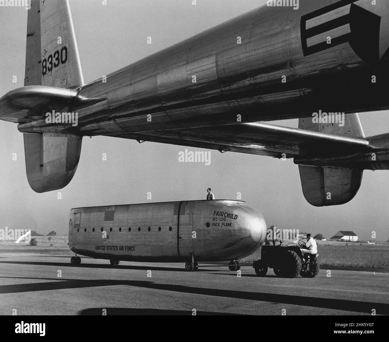 En soi, le fuselage ou la « gousse » de l'avion de transport révolutionnaire Fairchild XC-120 ressemble à ce qu'il est - une remorque - un camion de l'air. Le « pod » est facilement remorqué loin de l'avion, soit vide, soit plein de cargaison ou d'équipement. 01 octobre 1950. (Photo de Dan Frankforter, Fairchild Aircraft).;par lui-même, le fuselage de transport de marchandises ou « pod » du nouvel avion de transport de marchandises révolutionnaire Fairchild XC-120 ressemble à ce qu'il est - une remorque - un camion de l'air. La « boîte » est facilement remorquée Banque D'Images