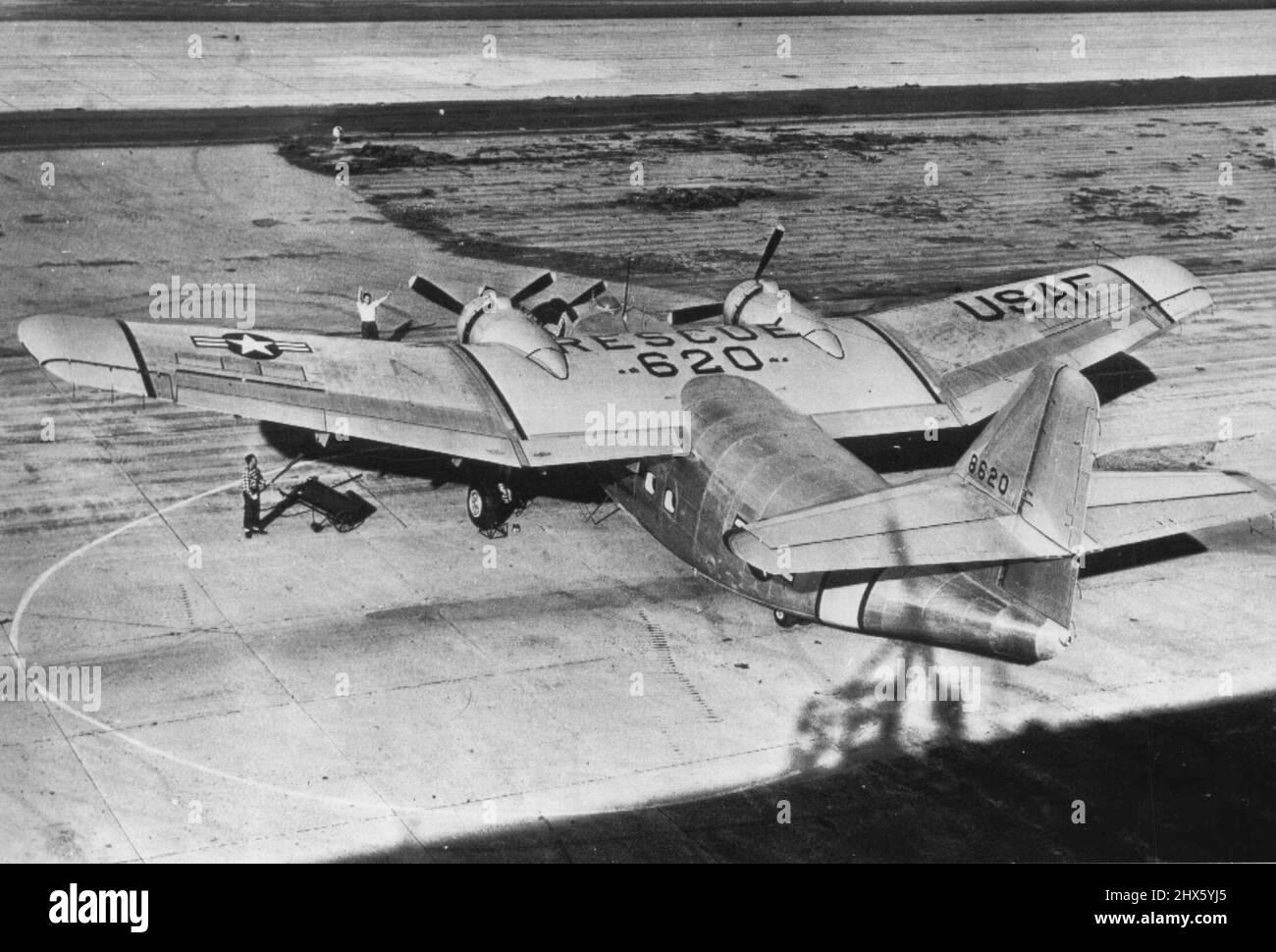 Pour les resues arctiques -- (ci-dessus) ce Raider de Northrop C-125 est le premier de 13 construit pour les missions de sauvetage de l'US Air Force dans l'Arctique. Il porte des marques jaune vif -orange l'identifiant comme une embarcation de sauvetage. 26 juin 1950.;pour les resues arctiques -- (ci-dessus) ce Raider de Northrop C-125 est le premier de 13 construit pour les missions de sauvetage de l'US Air Force dans l'Arctique. Il porte des marques jaune vif -orange l'identifiant comme une embarcation de sauvetage. Banque D'Images
