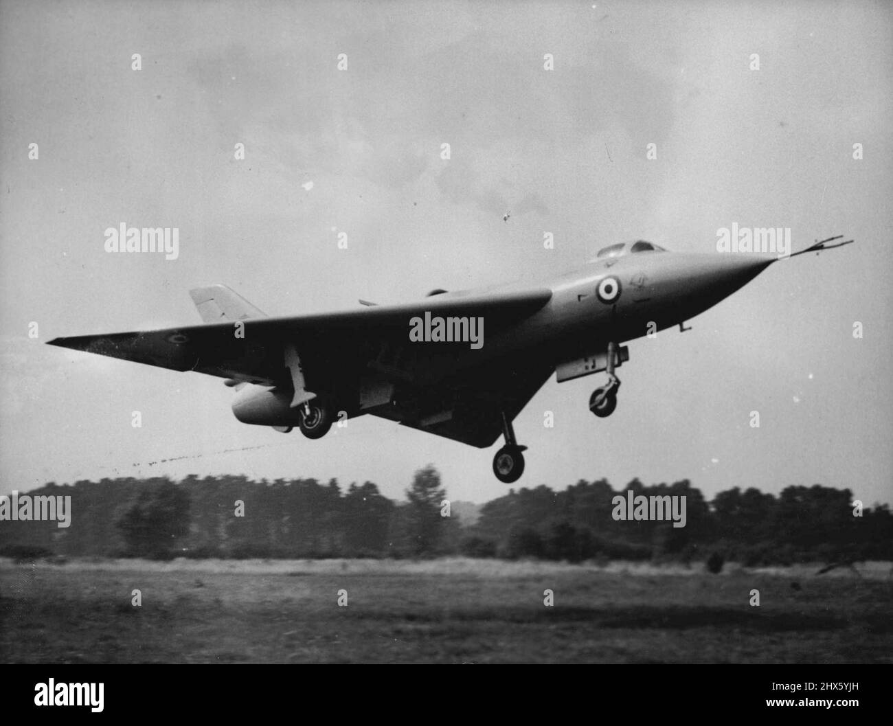 Delta Wing plane on View -- l'A.V. Le ROE type 707, Delta-WiNG Research Aircraft est vu en vol à un aperçu de la société des constructeurs britanniques d'aéronefs exposition à l'établissement Royal Aircraft, Farnborough aujourd'hui, septembre 10. Le 707 est équipé d'un moteur Rolls-Royce derwent. Le spectacle sera ouvert au public à partir de septembre 12. 10 septembre 1951. (Photo par photo de presse associée).;Delta Wing plane on View -- l'A.V. Le ROE type 707, avion de recherche Delta-WiNG est vu dans Banque D'Images