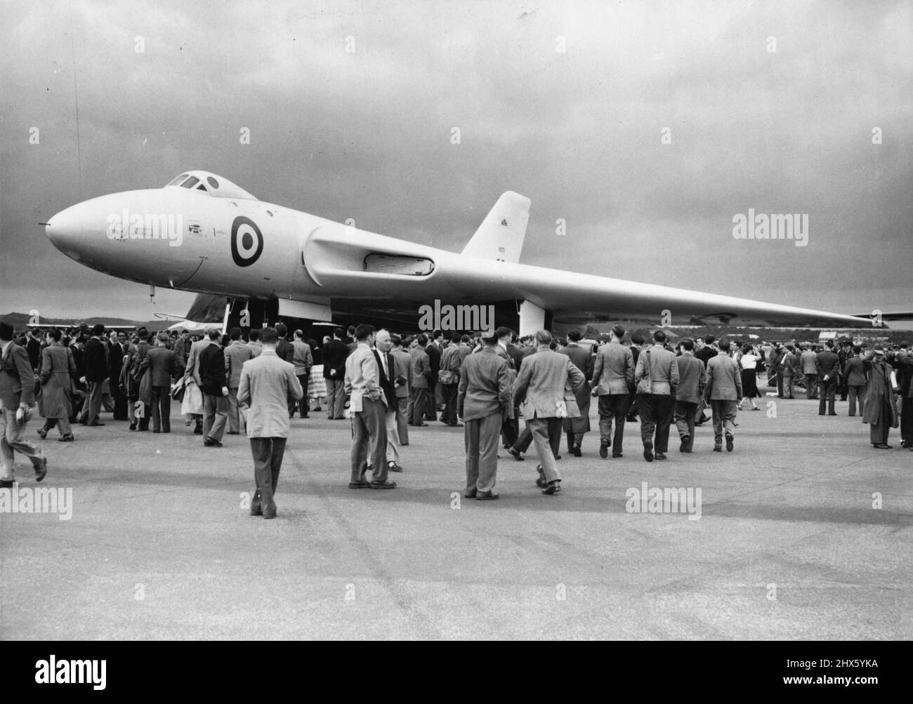 Society of British Aircraft Constructors Flying Display and Exhibition à Farnborough -- Un bombardier Vulcan, fabriqué par A.R. ROE & Co. - Une bombe Vulcan B.1 moyenne ***** montrer la foule autour de lui. Une répétition de la tenue du spectacle aérien de la semaine à Farnborough, Hants, a eu lieu aujourd'hui, lorsqu'une exposition de vol et exposition montrant les produits des membres de la Society of British Aircraft Constructors, a eu lieu à l'établissement Royal Aircraft de Farnborough. 6 septembre 1954. (Photo de Fox photos).; Banque D'Images