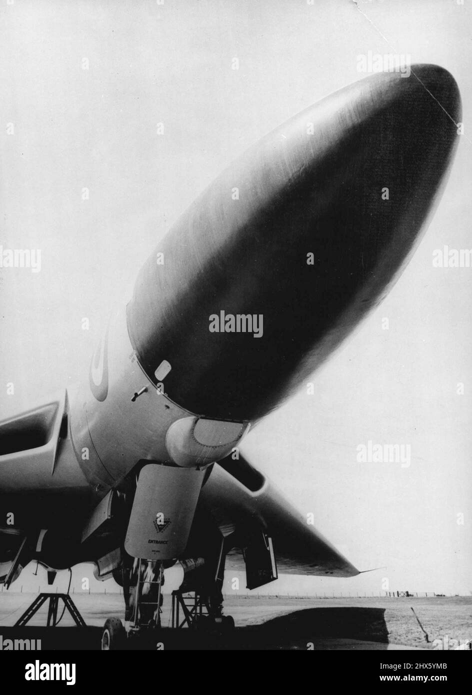 Le radar d'un bombardier en V à quatre moteurs, l'Avro Vulcan, en cours d'entretien à Woodford, Cheshire, en préparation au salon de l'aviation de Farnborough, où le pilote d'essai Rolly Falk doit le piloter, est loin de voir. L'appareil radar permet au bombardier d'épingler une cible tout en volant de plus de dix miles de haut et près de la vitesse du son. Vulcan ***** pour aller en service avec le ***** 1 septembre 1955. (Photo de Reuterphoto). Banque D'Images