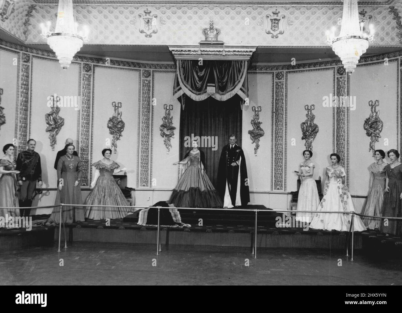 Salle de £10 000 THrong pour les effigies de cire de Tussaud qui apparaîtront dans un cadre de l'année de couronnement £10 000 à la célèbre exposition de cire de Madame Tussaud à Londres. Dans une reproduction de la salle du trône à Buckingham Palace sont les effigies de gauche à droite): La duchesse de Gloucester; le duc de Gloucester; le roi Haakon de Norvège; la reine Juliana; le duc des pays-Bas; la reine mère; la reine Elizabeth; Duc d'Édimbourg; Reine Ingrid du Danemark; princesse Margaret; duchesse de Kent et des Princes Banque D'Images