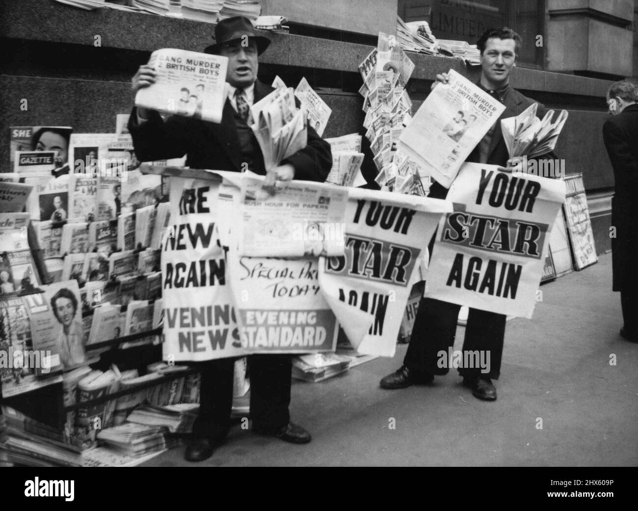 Depuis près de quatre semaines, ces vendeurs de journaux Fleet Street n'ont pas de papier à vendre. Maintenant, la grève et la publication normale a repris, ils sont de retour avec leur cri familier, 'Star, News and Standard'. Le travail a repris hier soir dans les journaux nationaux et, pour la première fois depuis mars 25th, les Londoniens ont pu acheter des copies de leurs quotidiens et de leurs quotidiens préférés. 20 avril 1955. (Photo par Daily Mirror). ;Depuis près de quatre semaines, ces vendeurs de nouvelles Fleet Street ont été sans papier Banque D'Images