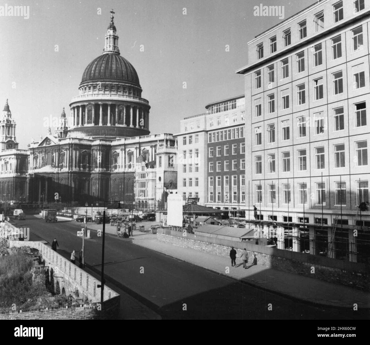 Nouveau voisin de Saint-Paul (1) - malgré la controverse et la planification et la replanification qui ont porté sur les plans de reconstruction de la ville de Londres, des progrès sont enfin réalisés. De grandes zones, jusque récemment surcultivées avec des mauvaises herbes et des débris de bombes, de nouveaux bâtiments commencent à s'élever. Ici, sur cette photo prise de Cannon Street, on peut voir l'un des nouveaux voisins de Saint-Paul. Gateway House, qui est maintenant sur le point d'être achevé. 1 décembre 1955. (Photo de Daily Mirror).;St. Pau Banque D'Images