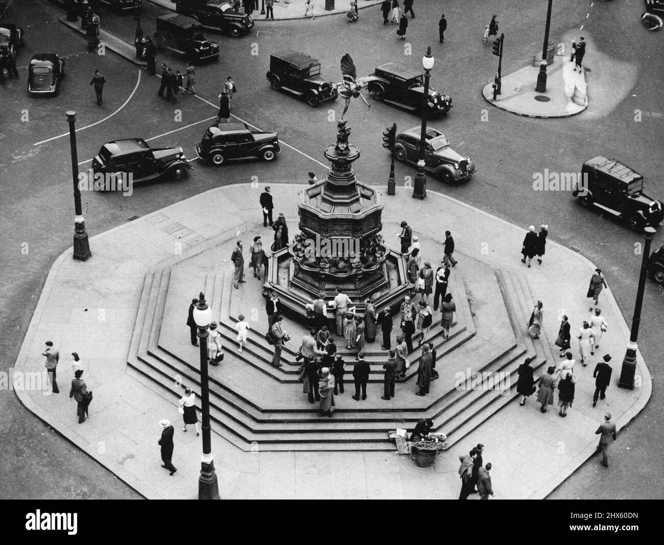 Statue d'Eros comme avant -- maintenant entièrement exposée à la vue, la belle statue d'Eros peut maintenant être vu clairement un sommet de la fontaine à Piccadilly Circus, Londres remplacé sur son piédestal après l'évacuation de la guerre. 2 juillet 1947. ;Statue d'Eros comme avant -- maintenant entièrement exposée à la vue, la belle statue d'Eros peut maintenant être vu clairement un sommet de la fontaine à Piccadilly Circus, Londres remplacé sur son piédestal après l'évacuation de la guerre. Banque D'Images