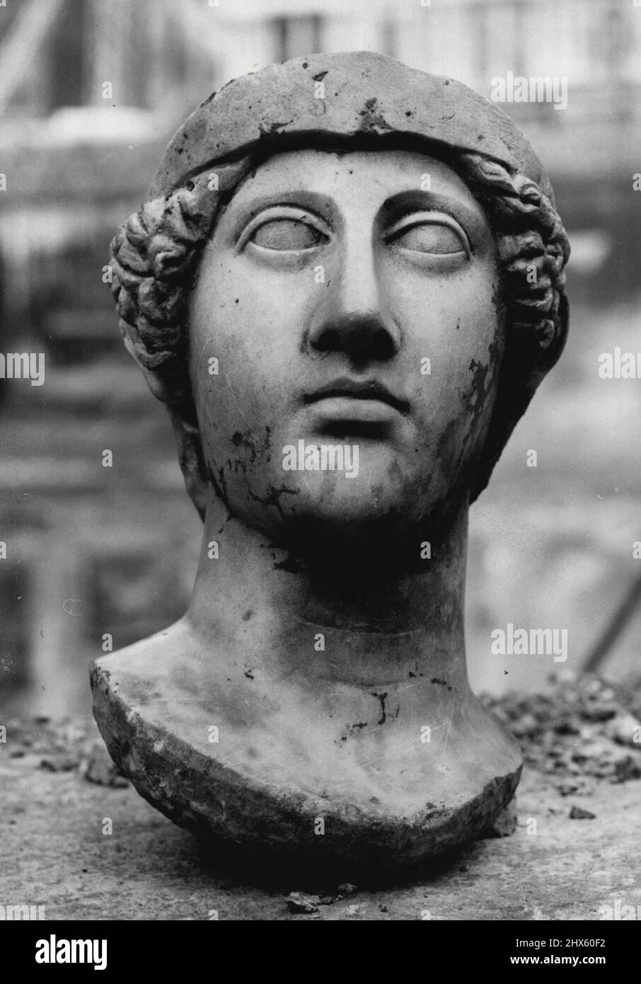 La tête de Dieu romain a creusé -- la tête en marbre d'un dieu romain, montré le visage entier, qui a été découvert sur le temple romain de Mithras au large de Cannon Street dans la ville de Londres. Elle a été trouvée par Mme Audrey Williams, deuxième en comman auprès du directeur du London Museum. Puis il a été montré à la grande file d'attente de personnes attendant de marcher autour du Temple. Il est censé être la tête d'un ***** dieu à Mithras et a été trouvé à moins d'un pied de l'endroit dans le mur du Nord-est du Temple où ***** Dieu Banque D'Images