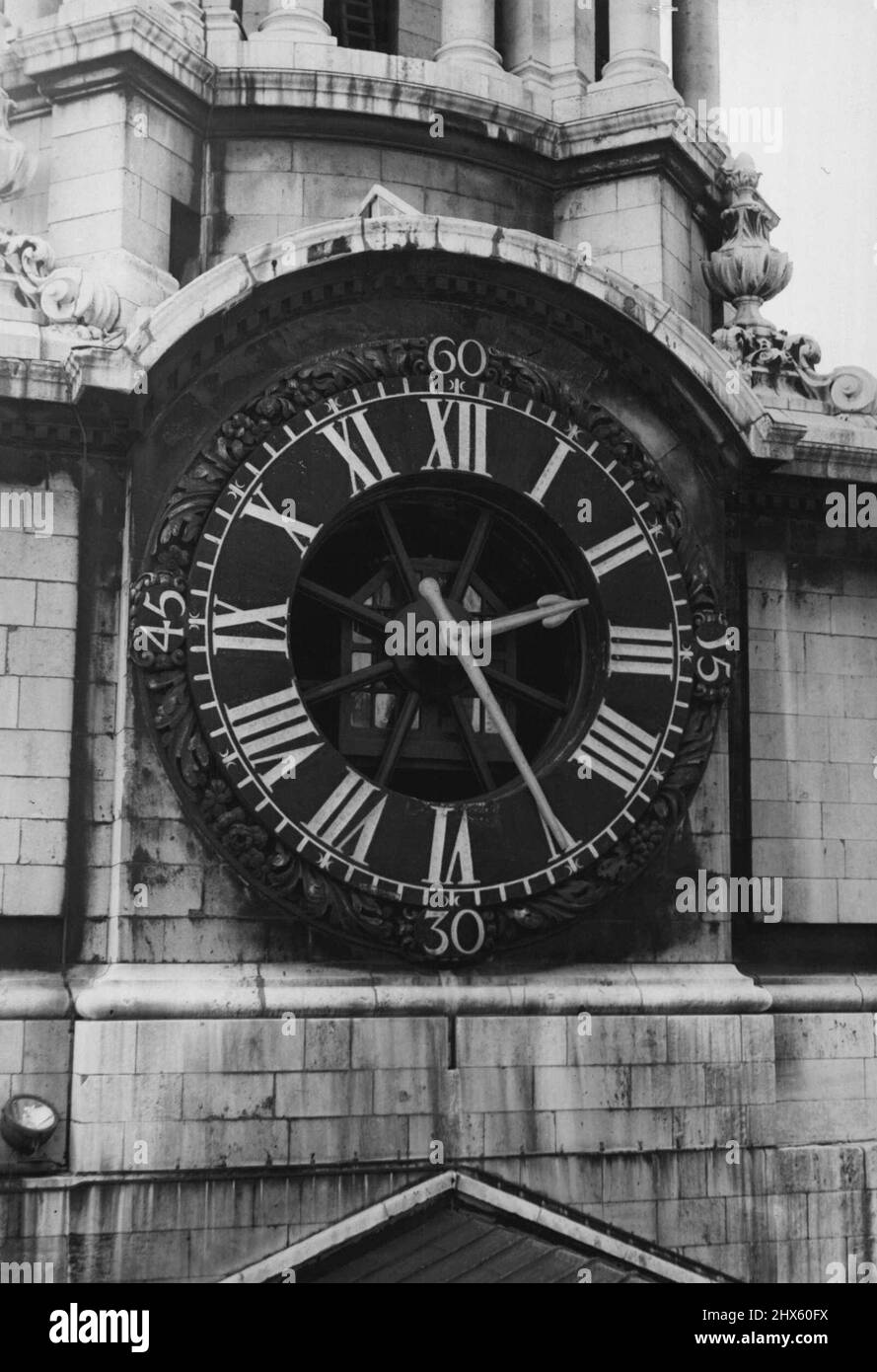 L'horloge Saint-Paul est en cours de réparation et offre une vue extérieure sur la face de l'horloge de la cathédrale Saint-Paul. L'horloge de la cathédrale Saint-Paul subit actuellement des réparations, qui sont effectuées par Mlle John Smith et fils de Derby, les fabricants de l'horloge. Cela fait partie des travaux d'entretien réguliers à Saint-Paul, qui comprennent, de façon progressive, l'enroulement et la régulation de l'horloge par un homme du département des travaux de la cathédrale et une inspection mensuelle régulière par des hommes de John Smith's qui effectuent périodiquement Banque D'Images