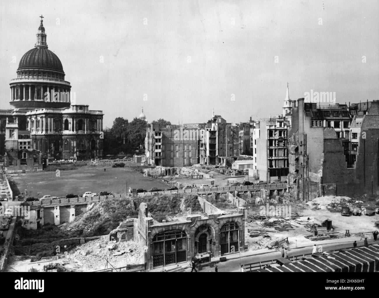 Site en cours de préparation pour la Nouvelle Banque d'Angleterre à Shadow of St. Paul's. Une vue d'ensemble des travaux de dégagement en cours en vue de la construction de la nouvelle Banque d'Angleterre qui aura ses quatre limites - la nouvelle route de quartier proposée de Saint-Paul Cheapside, Bread Street et Watling Street. Les premières étapes de la construction de la City de Londres, très bombardée, ont été prises avec des travaux de compensation de site pour la nouvelle Banque d'Angleterre, en cours. La nouvelle banque doit être construite moi Banque D'Images