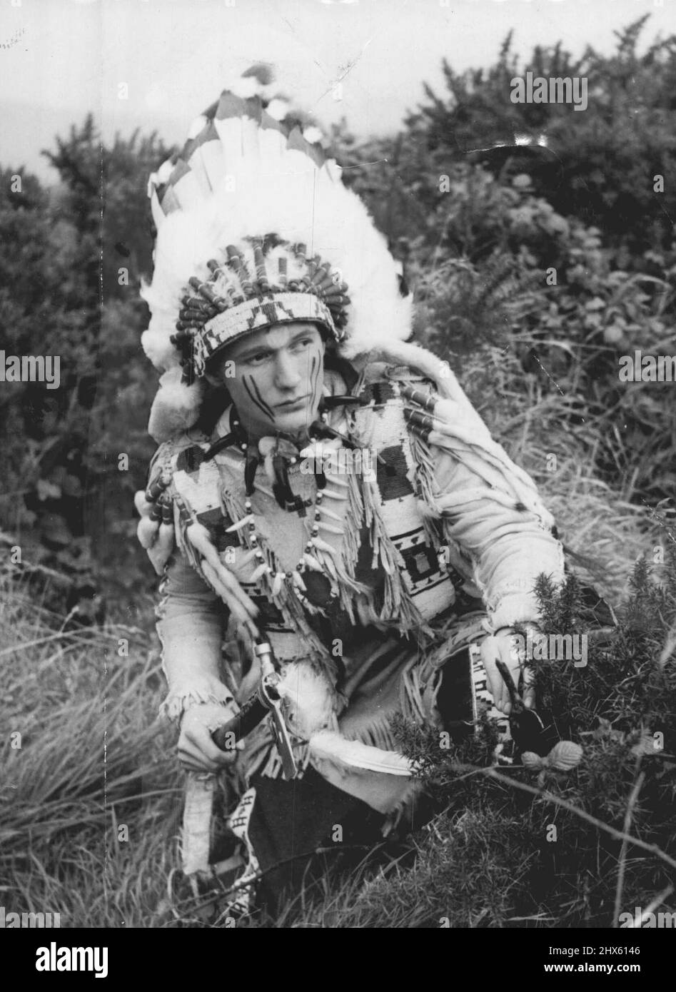 Assis Crow tiges The Sussex Downs -- 'Redskin' dans la robe de chasse indienne complète qui se trouve sur les Sussex Downs en 17 ans Colin Taylor de Brighton. Pour Colin, les Indiens rouges ne sont pas seulement des personnages à imiter pour un jeu. Il est une autorité connaissant leur langue des signes et l'histoire et les coutumes de leurs tribus et même pratique les danses de guerre anciennes sur les Downs près de sa maison. Colin a formé une vaste collection de reliques Red Indian, y compris des bonnets de guerre, des chemises en cuir et des leggings A. Banque D'Images Assis Crow tiges The Sussex Downs -- 'Redskin' dans la robe de chasse indienne complète qui se trouve sur les Sussex Downs en 17 ans Colin Taylor de Brighton. Pour Colin, les Indiens rouges ne sont pas seulement des personnages à imiter pour un jeu. Il est une autorité connaissant leur langue des signes et l'histoire et les coutumes de leurs tribus et même pratique les danses de guerre anciennes sur les Downs près de sa maison. Colin a formé une vaste collection de reliques Red Indian, y compris des bonnets de guerre, des chemises en cuir et des leggings A. Banque D'Images