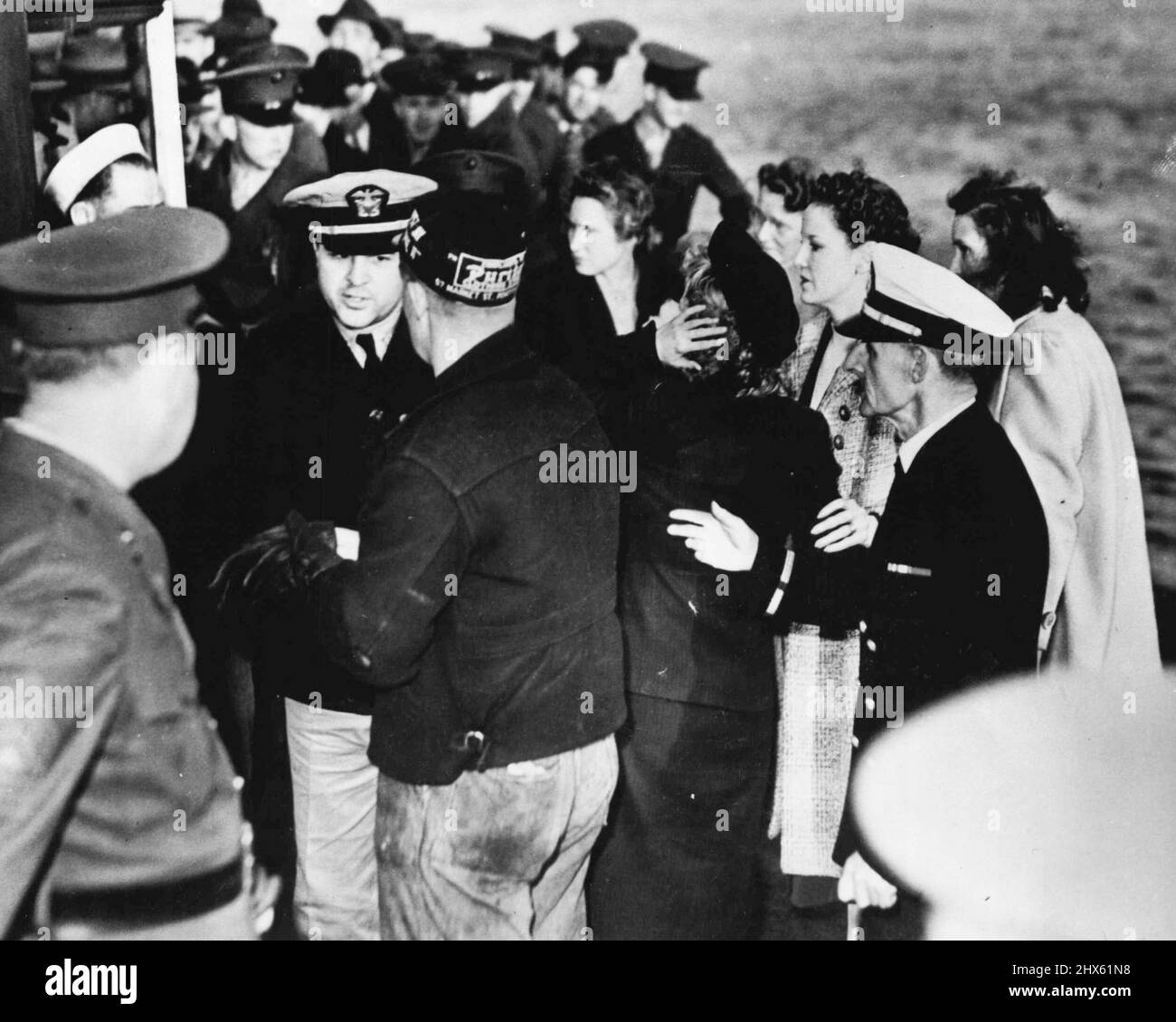 Des parents saluent les survivants de Squalus -- des parents anxieux attendent d'accueillir les premiers survivants sauvés du sous-marin Squalus submergé pour atteindre le triage de la marine de Portsmouth depuis le navire de secours Falcon. 25 mai 1939. (Photo par Wide World photo). Banque D'Images