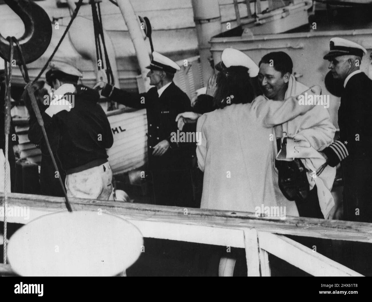 Les secours héroïques du sous-marin américain: 33 de l'équipage sauvé par la Nouvelle cloche de plongée -- (5) Joy Grins et embrasse sur le pont à Portsmouth N. H. Navy Yard comme les épouses embrassent leurs maris, les survivants de l'alcool 'Squalus' ramenés à la vie, loin de l'casier Davy Jones. 9 juin 1939. Banque D'Images